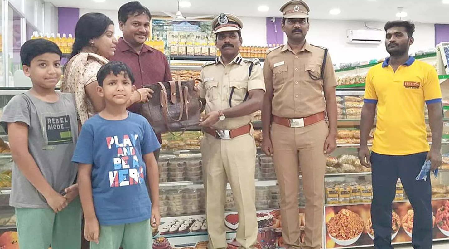 நெகிழ்ச்சி... சிறை உணவகத்தில் தவறவிட்ட கைப்பையை திரும்ப கொடுத்த சிறைக்கைதிகள்!