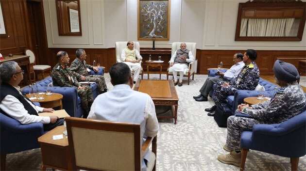 முப்படை தளபதிகளுடன் பிரதமா் மோடி ஆலோசனை!