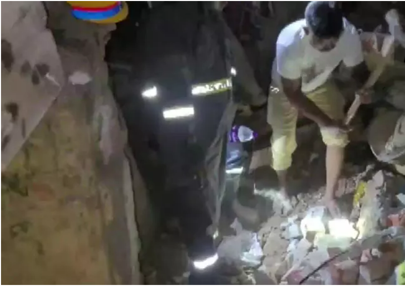 பெரும் சோகம்!! மேற்கூரை இடிந்து விழுந்ததில் கணவன், மனைவி குழந்தை பலி!!