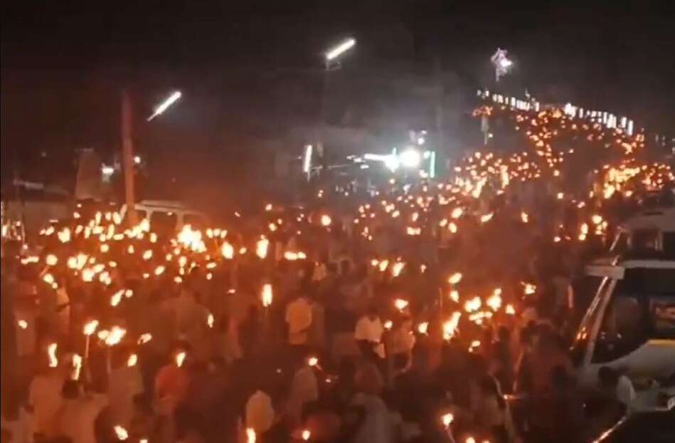 பொன்காளியம்மன் கோயில் திருவிழா... தீப்பந்தங்களுடன் 50,000க்கும் மேற்பட்ட பக்தர்கள் ஊர்வலம்!