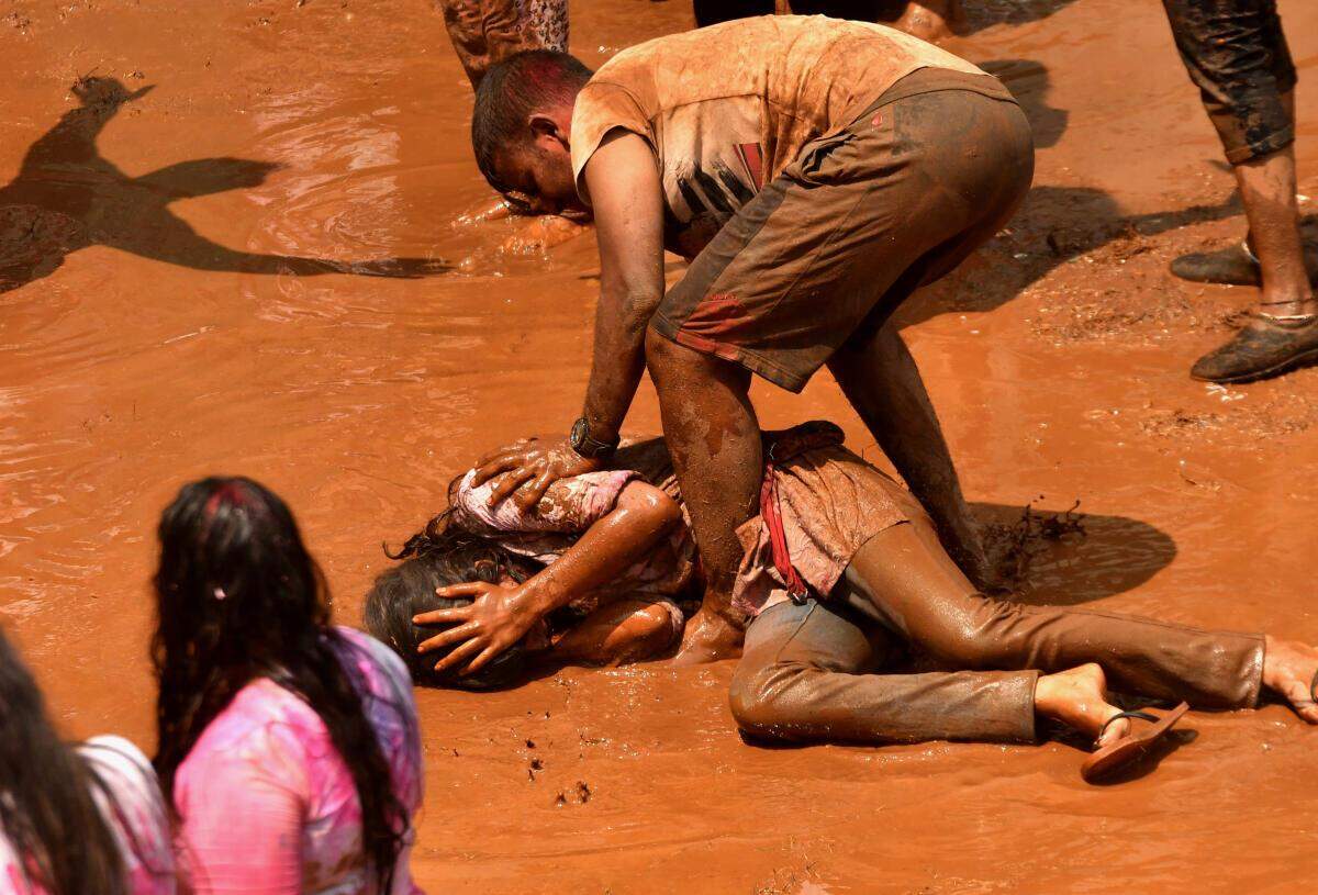 பெரும் சோகம்..!! ஹோலி கொண்டாட்டத்தில் 5 பேர் பரிதாப பலி !!