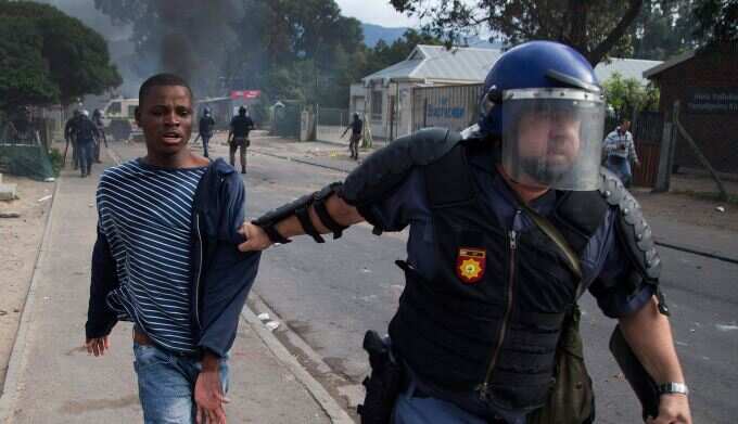 தென்னாப்பிரிக்காவில் நாளுக்கு நாள் அதிகரிக்கும் வன்முறை.. கட்டுபடுத்த முடியாமல் தவிக்கும் காவல்துறை..!!