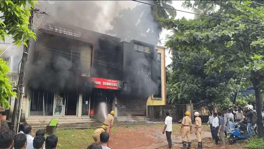லட்சக்கணக்கில் சேதம்! எலக்ட்ரிக் ஸ்கூட்டர் பேட்டரி வெடித்து சிதறிய வாகனங்கள்! ஷோ-ரூமில் பெரும் சேதம்!