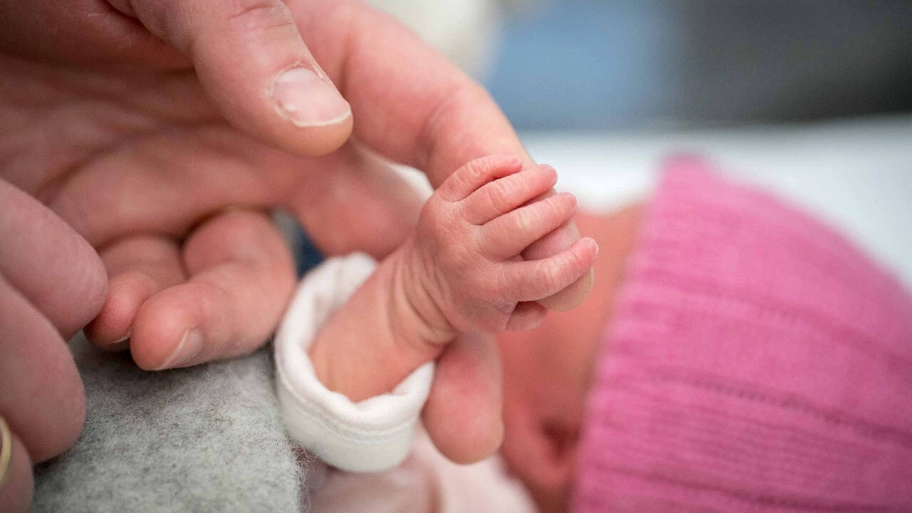 தாய்ப்பால் குடிக்கும் போது விபரீதம்.. மூச்சுத்திணறி பெண் குழந்தை உயிரிழப்பு!