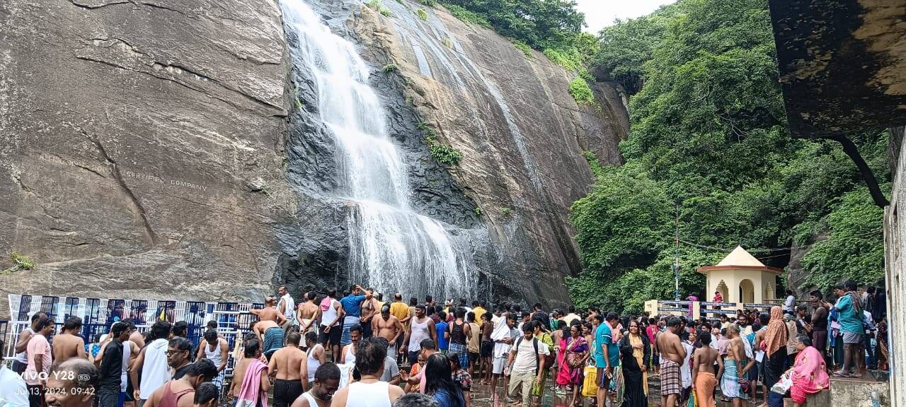 குற்றால அருவிகளில் தண்ணீர் ஆர்ப்பரிப்பு; குவிந்த சுற்றுலா பயணிகள்; தென்மேற்கு பருவமழை தீவிரம்!