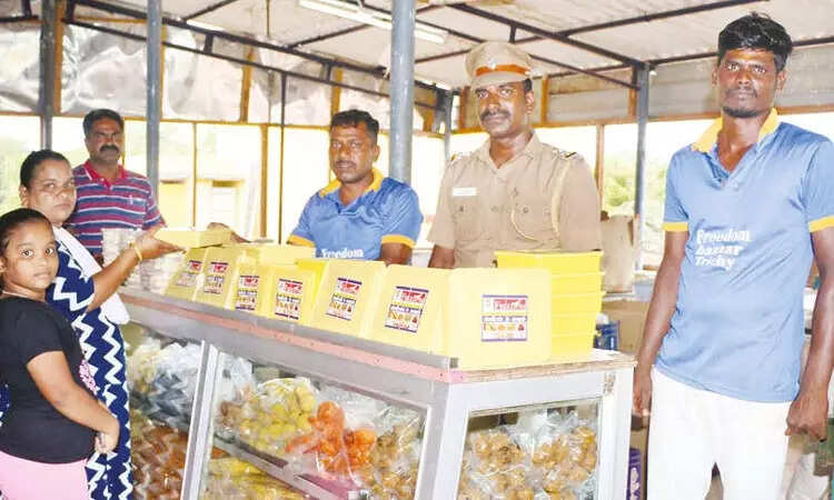 திருச்சி சிறை பஜாரில் தீபாவளிக்காக இனிப்பு-கார வகைகள் விற்பனை.. ஆர்வமுடன் வாங்கிச் செல்லும் பொதுமக்கள்!