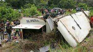 லாரி மீது மோதி அப்பளமாய் நொறுங்கிய பேருந்து... 19 பேர் பலியான சோகம்!