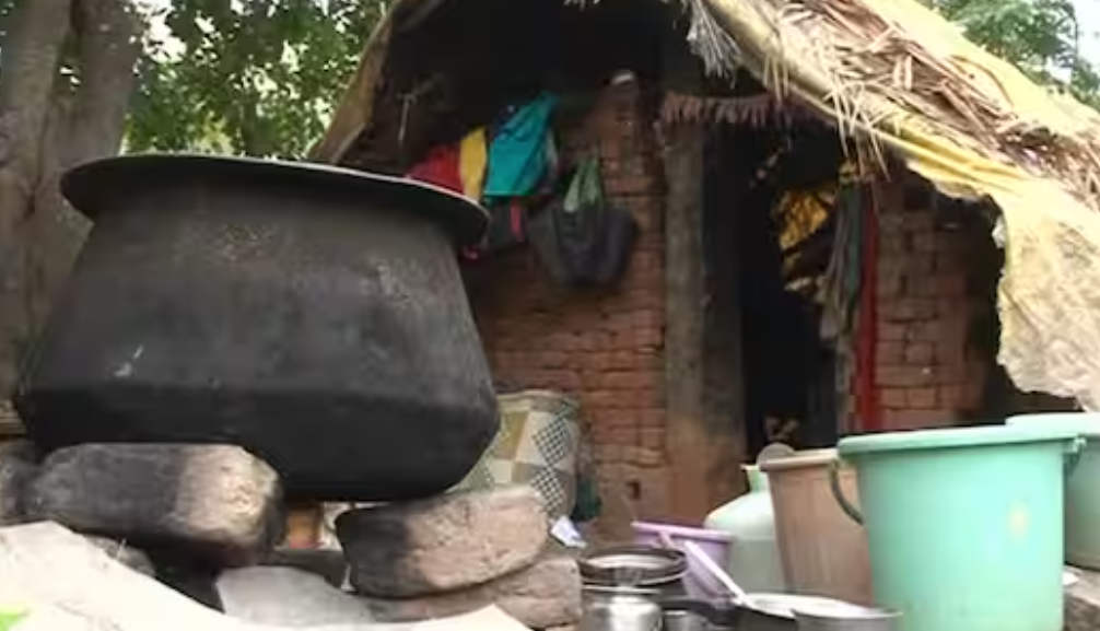 அதிகாரிகளின் அலட்சியத்தால் விபரீதம்.... மின்சாரம் தாக்கி 2 சிறுமிகள் பலி...!!