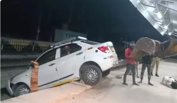 பகீர் சிசிடிவி காட்சிகள்... ரயில் தண்டவாளத்தில் காரை நிறுத்திய இளைஞர்!