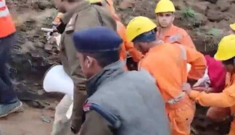 ஆழ்துளை கிணற்றில் விழுந்த சிறுவன்.. 16 மணி நேர போராட்டத்திற்கு பிறகு மீட்கப்பட்ட நிலையில் பரிதாபமாக பலி!