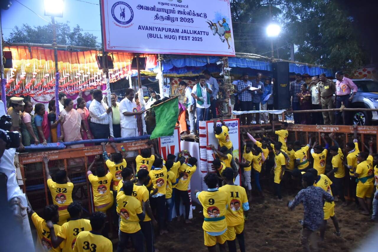 வாடிவாசலில் இருந்து சீறிப்பாய்ந்த காளைகள்... திமிறிய காளைகளை அடக்கிய இளைஞர்கள்!