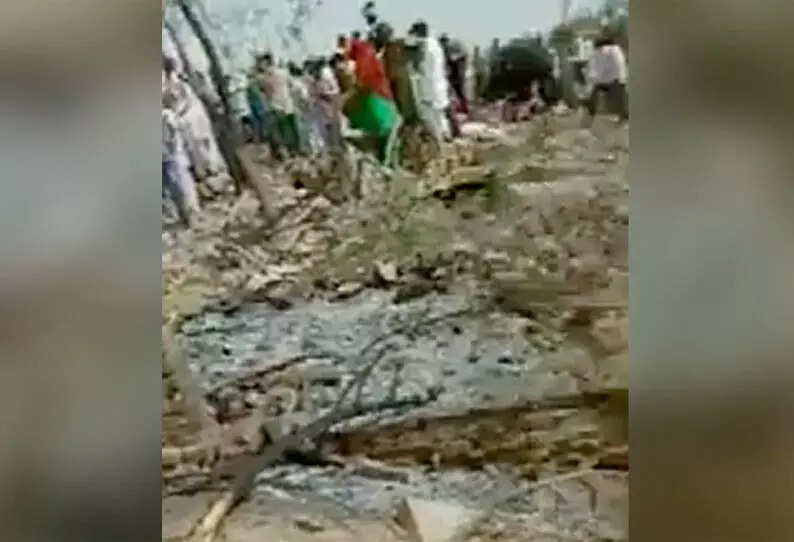 பகீர் வீடியோ!! வீட்டின் கூரை விழுந்து நொறுங்கிய விமானம்!! 2 பேர் பலி!! ஒருவர் படுகாயம்!!