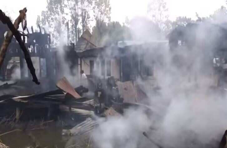 புகழ்பெற்ற படகு வீடுகளில் தீ விபத்து.. மளமளவென எரிந்து நாசமான வீடுகள்..!!