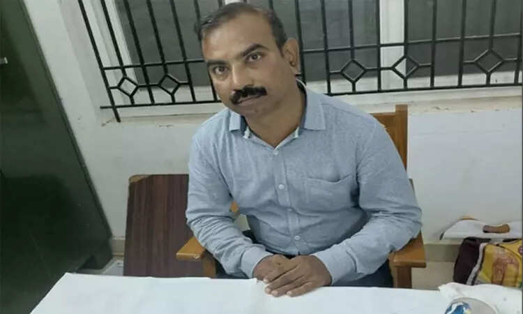 லைசென்ஸ் கொடுத்த அதிகாரியே லஞ்ச வேட்டை... கையும் களவுமாக தட்டித் தூக்கிய காவல்துறை!