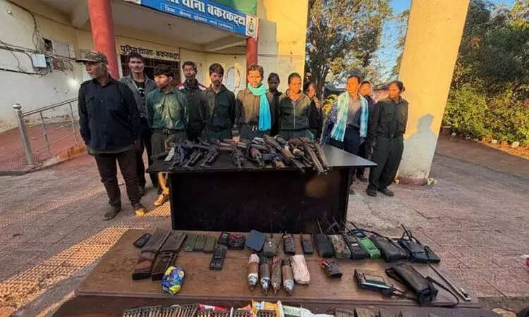 முக்கிய தலைவர் உட்பட சத்தீஸ்கரில் 12 நக்சலைட்டுகள் சரண்!