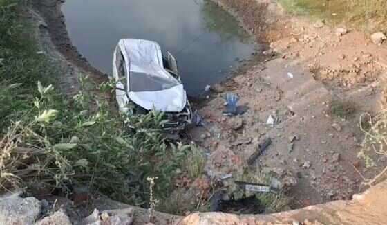 அதிர்ச்சி... வேகத்தடை கிடையாது... குறுகிய பாலம்... 20 அடி பள்ளத்தில் பாய்ந்த கார்!