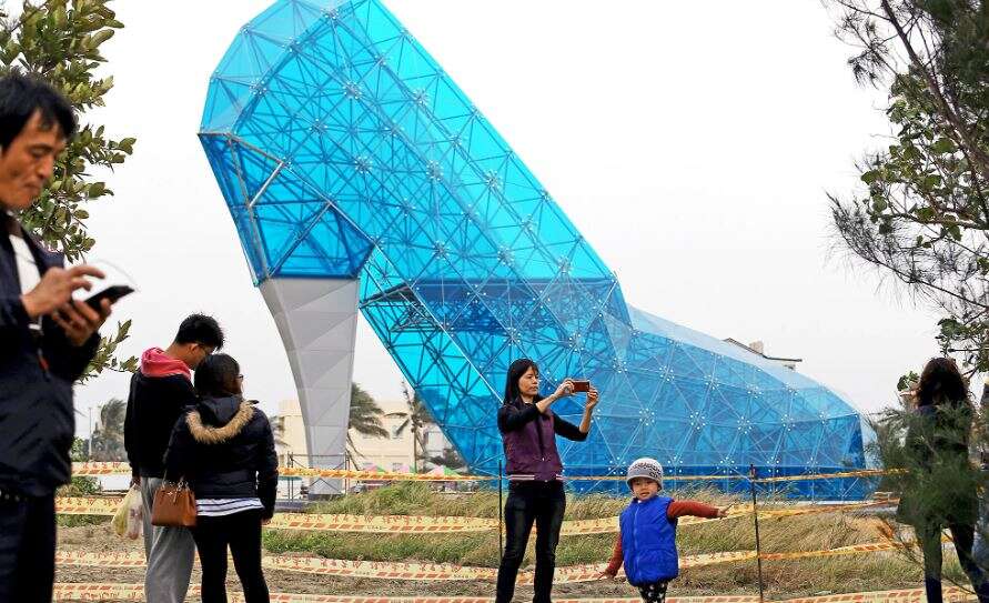 எவ்ளோ பெருசு.. காலணி வடிவ கண்ணாடி தேவாலயம்.. குவியும் மக்கள்.. சுவாரஸ்ய பின்னணி!