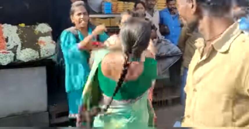 மாணவிகள் மீது பாஜகவினர் தாக்குதல்.. பதிலுக்கு பாஜக நிர்வாகியை செருப்பைக் கழற்றி அடித்த மாணவி!