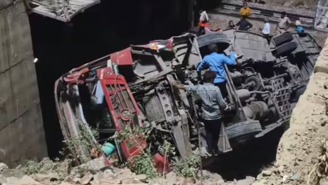 நள்ளிரவில் கோர விபத்து... 20 அடி உயர பாலத்திலிருந்து தண்டவாளத்தில் விழுந்த பேருந்து... 4 பேர் பலி!