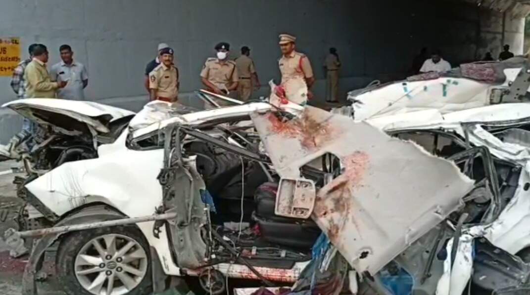 கார் விபத்தில் 3 போலீசார் உயிரிழப்பு!! ஆந்திராவில் பரிதாபம்!