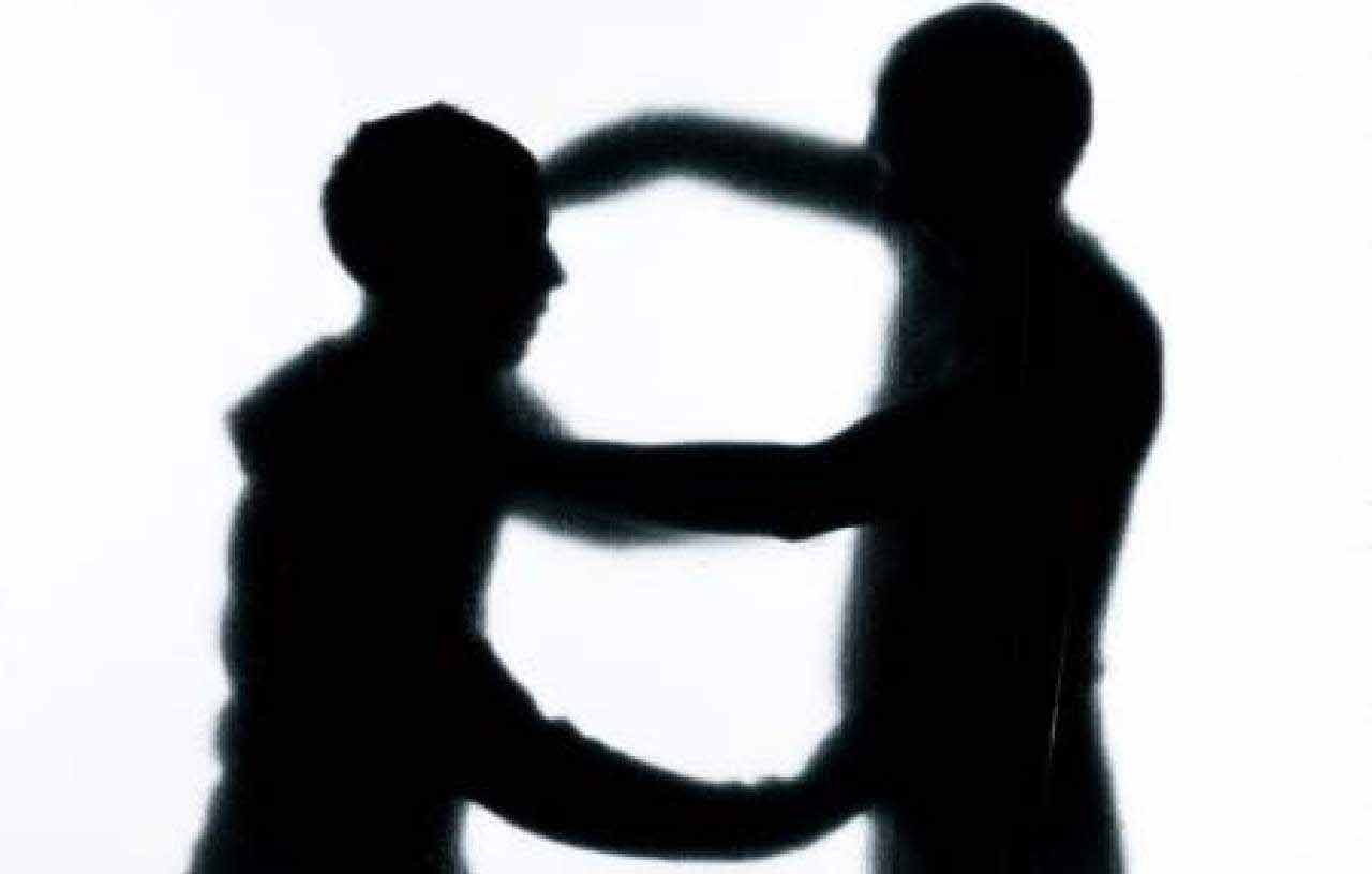 வாலிபரை கட்டையால் தாக்கிய அண்ணன், தம்பி கைது!