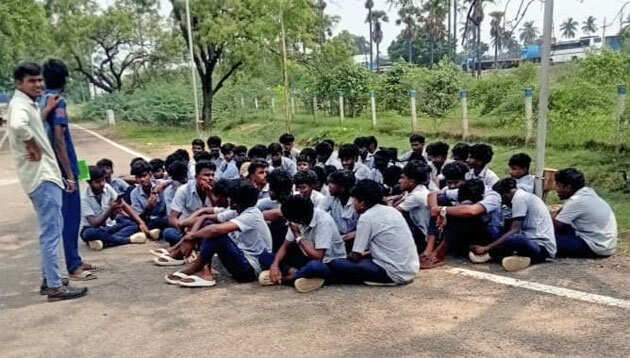 அரசு பாலிடெக்னிக் மாணவர்கள் திடீர் தர்ணா போராட்டம்!