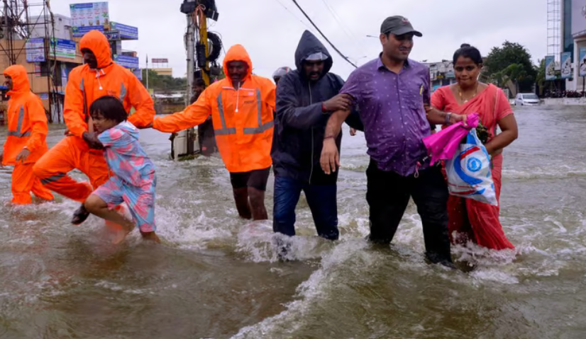 தலைநகரை தலைகீழாக்கிய புயலில் 7 பேர் பலி... 10000 பேர் நிவாரண முகாம்களில் தங்க வைப்பு!!