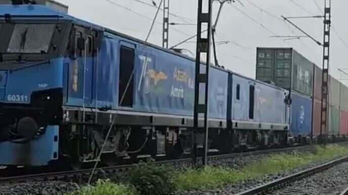 இந்திய ரயில்வேயின் வரலாற்றுச் சாதனை - 1.3 கி.மீ நீளமுள்ள இரட்டை அடுக்கு கண்டெய்னர் ரயில் இயக்கம்!