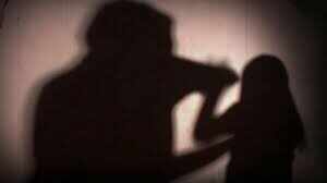 நெஞ்சை உறைய வைக்கும் கொடூரம்... பல வருடங்களாக தந்தை என்னை பாலியல் பலாத்காரம் செய்தார்... கதறும் டீன் ஏஜ் பெண் !