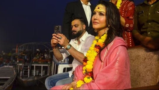 வைரலாகும் வீடியோ... கங்கா ஆரத்தியில் நடிகை சன்னி லியோன்!