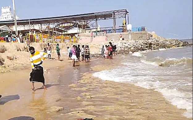 திருச்செந்தூரில் கடல் அரிப்பு மேலும் அதிகரிப்பு... பக்தர்கள் அவதி!!
