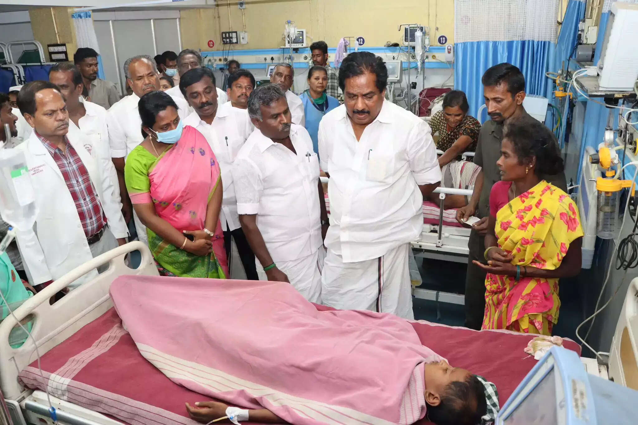 சரக்கு வேன் கவிழ்ந்து 17 பள்ளி மாணவர்கள் படுகாயம் ... மருத்துவமனையில் அனுமதி!!