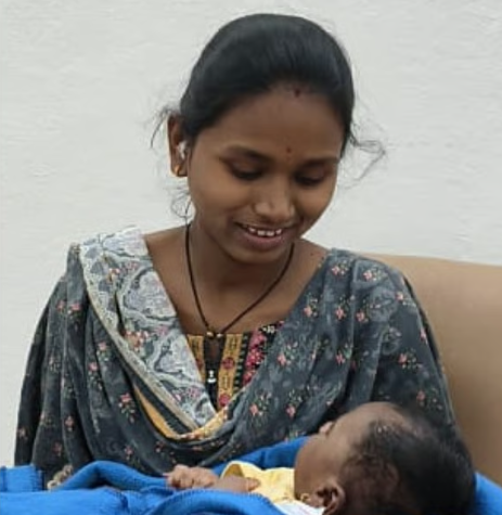 பிரசவம் ஆகி 10 நாள் தான் ... கைக்குழந்தையுடன் 12ம் வகுப்பு தேர்வு எழுதிய மாணவி!