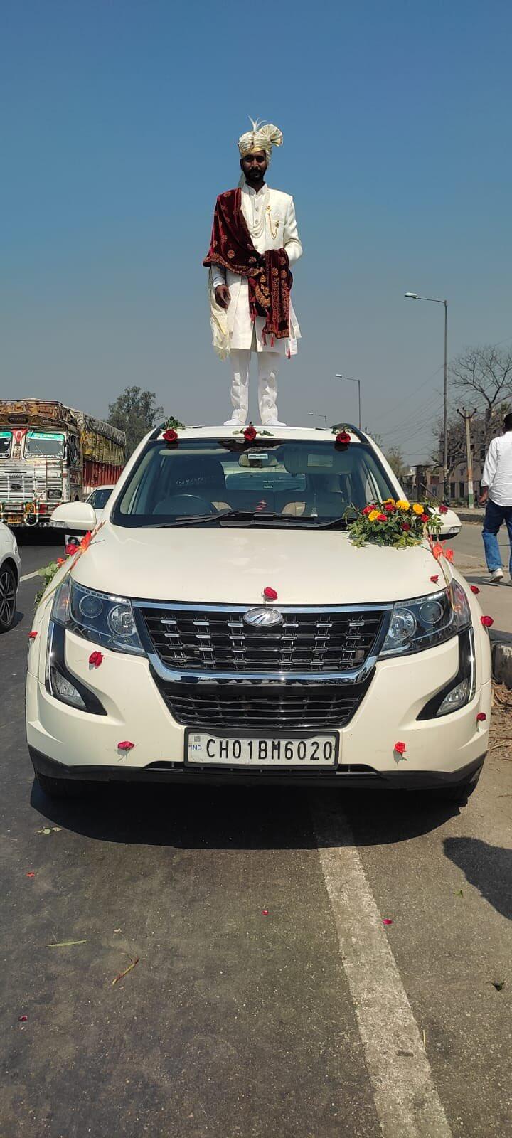 மாப்பிள்ளை அழைப்பில் காரின் மேல் ஏறி நின்று மணமகன் ஊர்வலம்... வைரல் போட்டோஷூட்!