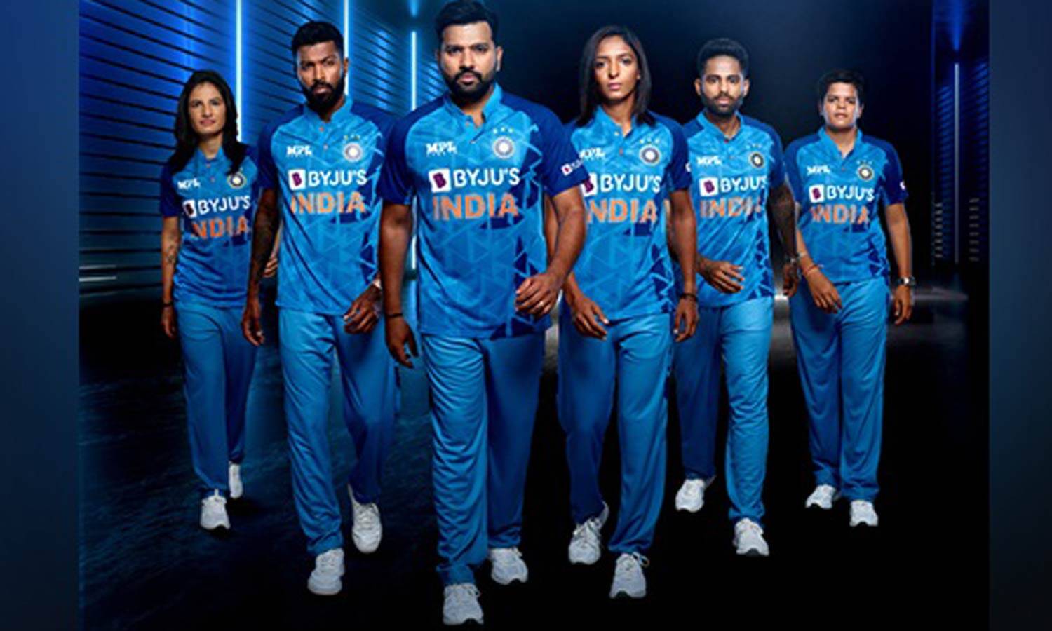 இந்திய அணிக்கு புது ஜெர்சி! வீர நடைப் போடும் கிரிக்கெட் வீரர்கள்!