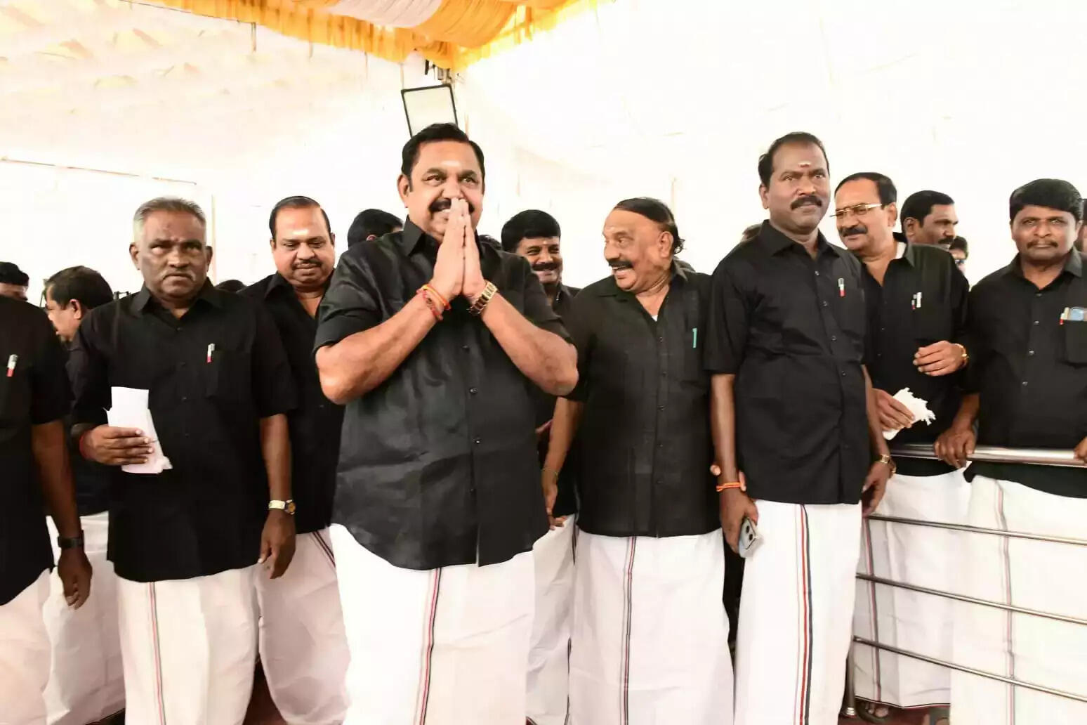 எங்களுக்கும் பேச வாய்ப்பு கொடுங்க... கருப்பு சட்டை அணிந்து சட்டப்பேரவைக்கு வந்த அதிமுக உறுப்பினர்கள்!