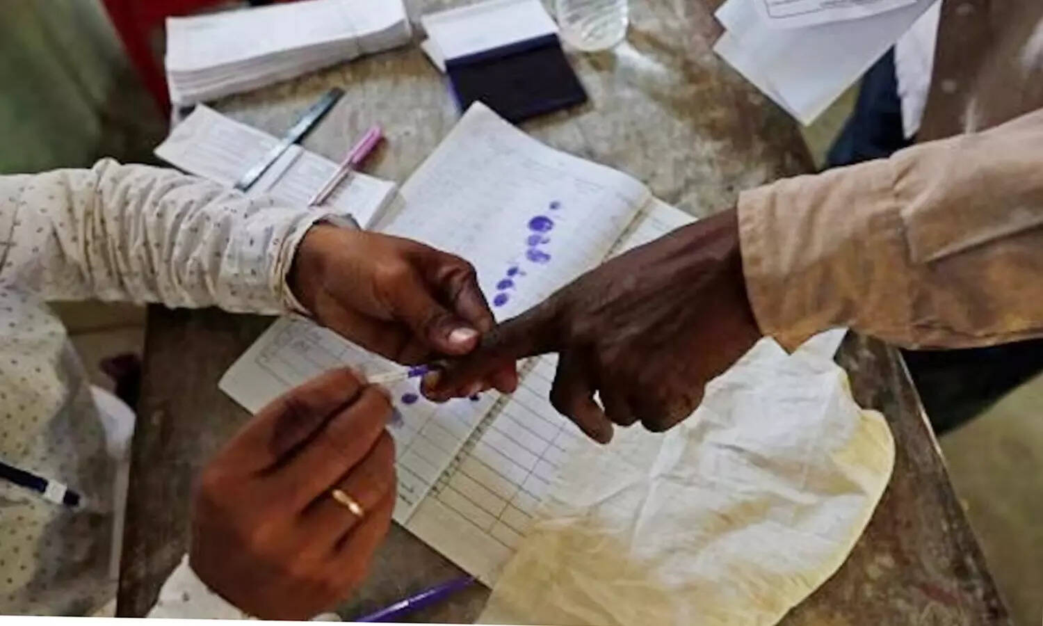 கெத்து காட்டும் கேரளா... சம்மர் லீவும் விடலை... அரபு நாடுகளில் இருந்து ஓட்டு போட பறந்து வந்த 30,000 பேர்!