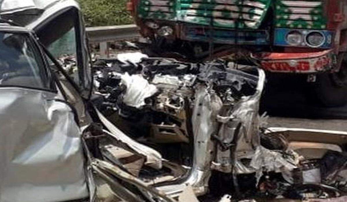 லாரி மீது கார் மோதி விபத்து... பெண் உட்பட 3 பேர் பலியான சோகம்!