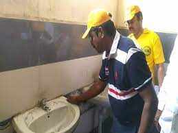 பள்ளிக் கழிப்பறையை சுத்தம் செய்த விழுப்புரம் கலெக்டர்!! குவியும் பாராட்டுக்கள்!!