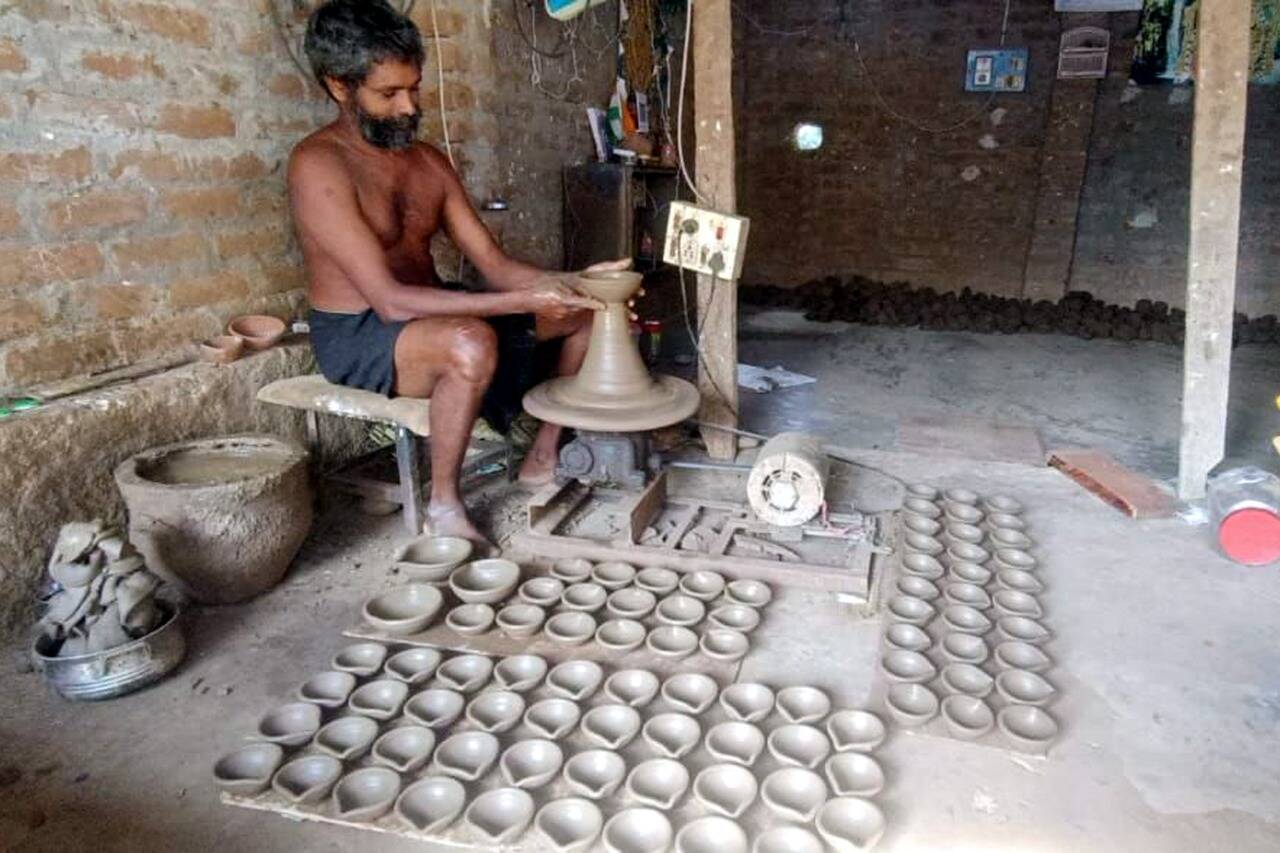 நாளை தீபங்கள் ஒளிரும் திரு கார்த்திகை... படுஜோராக தயாராகும் அகல் விளக்குகள்!