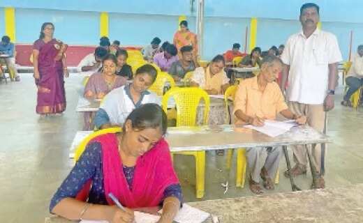 நெகிழ்ச்சி... எம்.ஏ., தேர்வு எழுதிய 81 வயது முதியவர்!