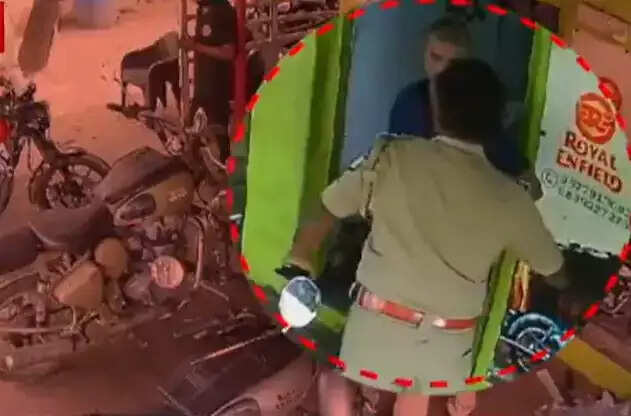 பகீர் சிசிடிவி காட்சிகள்... ஓசியில பைக்கை ரிப்பேர் செய்து தரல... மெக்கானிக் மீது எஸ்ஐ கொடூரத் தாக்குதல்!