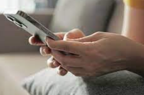 அதிர்ச்சி.... உடலை அடக்கம் செய்த பிறகு வீடியோ காலில் அப்பாவுடன் பேசிய மகள்!!