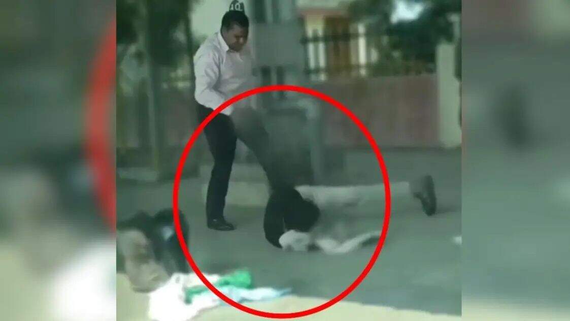 மாற்றுத் திறனாளியை தாக்கிய ரயில்வே காவலர் ... பகீர் சிசிடிவி காட்சிகள்!