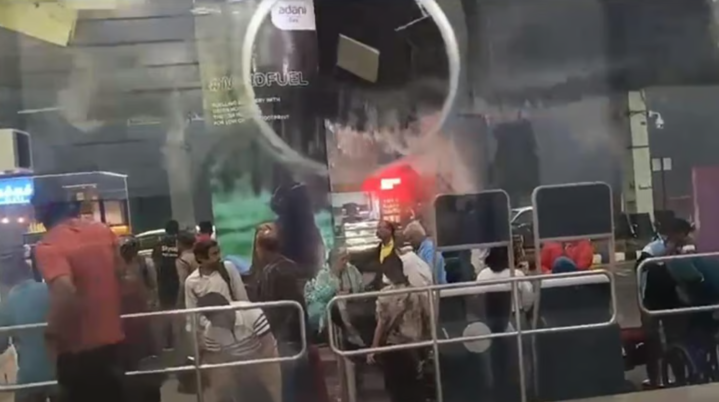 அதிர்ச்சி வீடியோ... மேற்கூரை இடிந்து விழுந்து விமான நிலையத்திற்குள் அருவி போல் மழை நீர்!