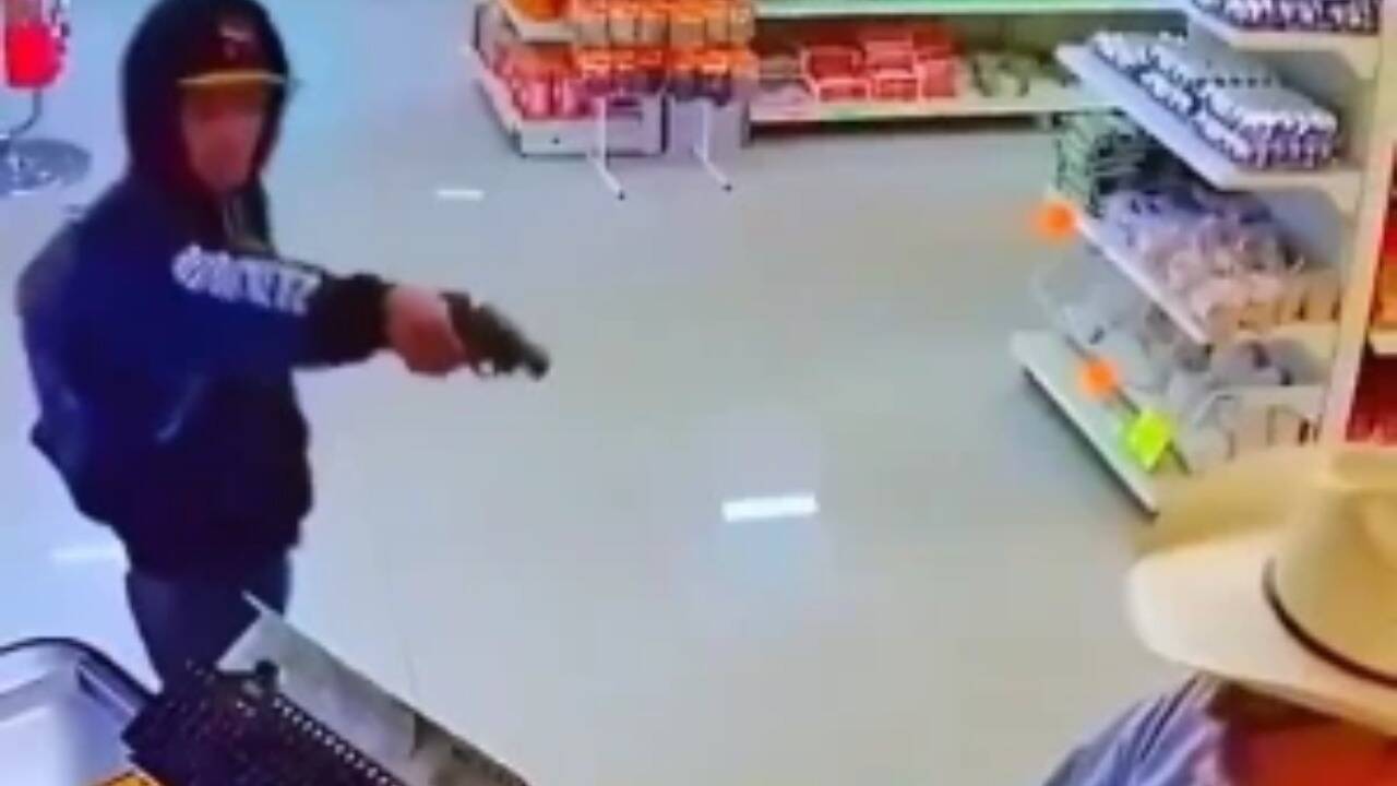 வைரல் வீடியோ... கடையில் துப்பாக்கியை காட்டி மிரட்டல் விடுத்த கொள்ளையன்!