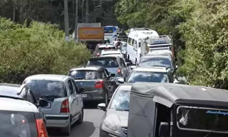 தொடர் விடுமுறை... கொடைக்கானலில் 3வது நாளாக கடும் போக்குவரத்து நெரிசலால் சுற்றுலா பயணிகள் அவதி!