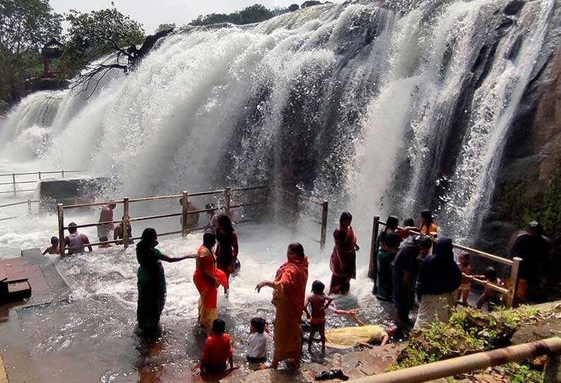 திற்பரப்பு அருவியில் குளிக்க திடீர் தடை... சுற்றுலாப் பயணிகள் சோகம்!