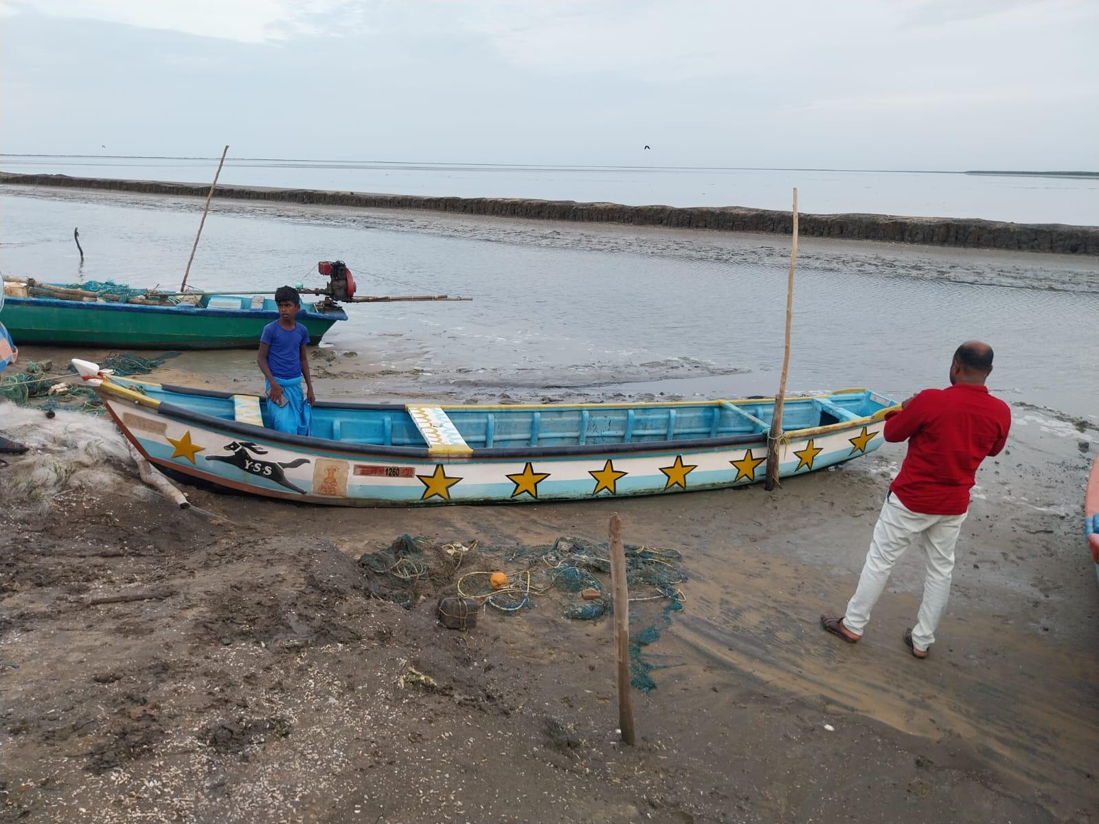 ஆளில்லா இலங்கைப் படகு கரை ஒதுங்கியதால் பரபரப்பு!
