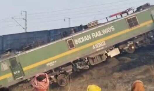 பெரும் பரபரப்பு.. நின்றிருந்த ரயில் மீது அதிவேகமாக மோதிய மற்றொரு ரயில்.. தடம் புரண்ட என்ஜின்!
